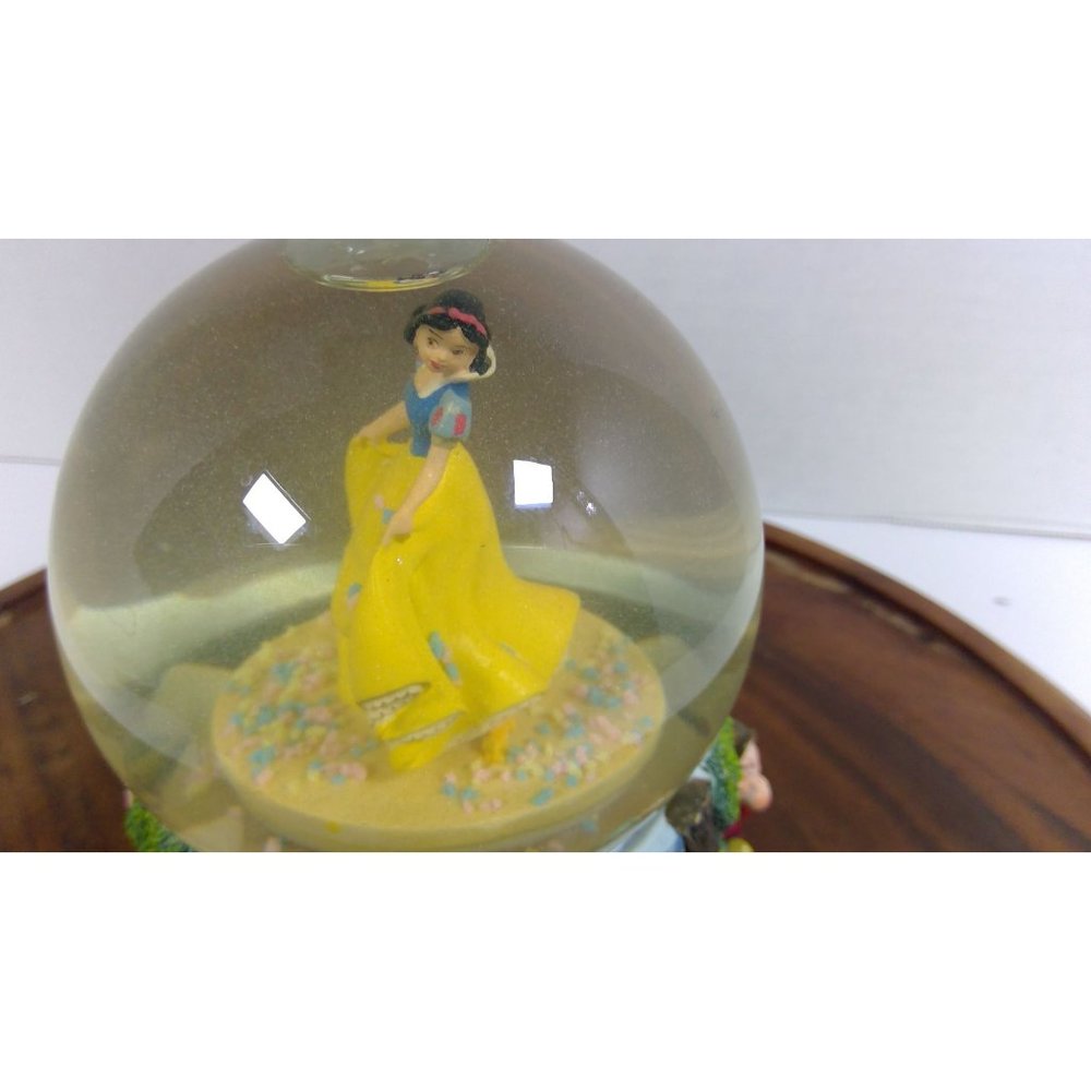 Disney Snow White & the 7 dwarfs musical snowglobe